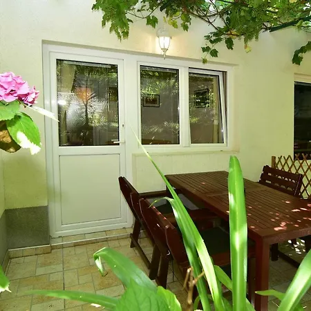 Anica & Gabriela Apartment Makarska